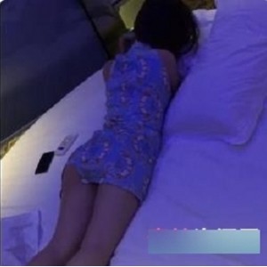 漂亮稚嫩的清纯女友穿上超短旗袍玩cosplay【40V，1G】