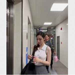 小逗逗：地铁透视装自拍，1V-1.4G，时长19分下载观看