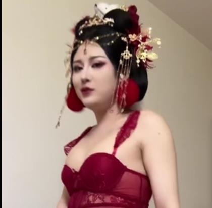 TS安然：自拍15分钟，猥琐表情修后院下水道探险