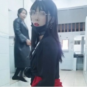 清纯眼镜长腿女孩公然修洞，懵逼清洁大妈淡定观看