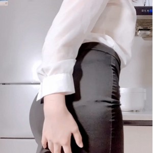 “飘零月月酱”合集：49.7克视频精彩表演，百度ED2K下载，皮质绑带惊艳登场