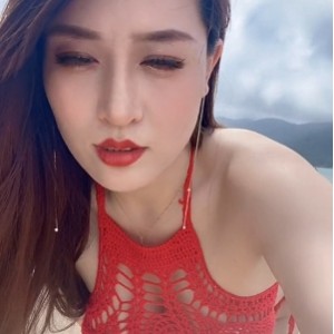 《牛奶秋刀姨：沉沦2.47g》熟女视频主播的幽默故事