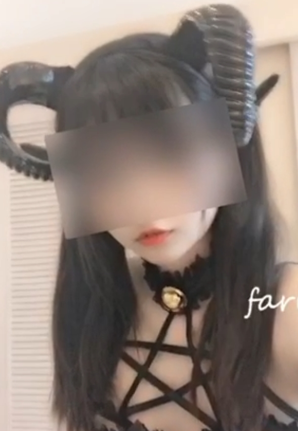 人偶视频合集“FariskittenV66P423”包含了丰富多彩的内容，其中不仅有主人公的白丝服装造型，还有他的卵后表演。视频零碎而精彩，绝对值得一看！