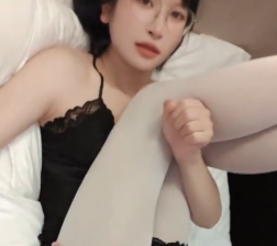 转载搬运白丝伪娘Ts图图眼镜最新合集1V175M，叉腿被胖哥输出，百度盘分享