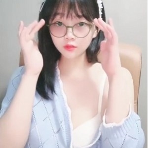 00后快手甜美舞蹈生桃子最新合集10V500M，清新活力家里自拍