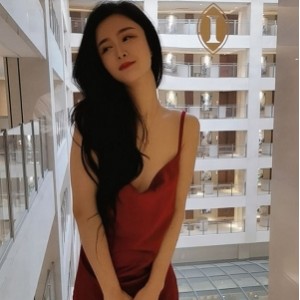 私人收藏蔓CC私拍影片1部1.86G,身材丰满曲线若隐若现