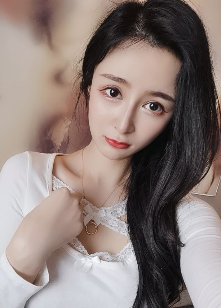 私人收藏蔓CC私拍影片1部1.86G,身材丰满曲线若隐若现