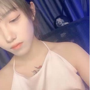 YY小奈热舞视频合集24部20.5G，清纯学生脸纹身满背，大腿根二维码舞动，对镜后推臀浪