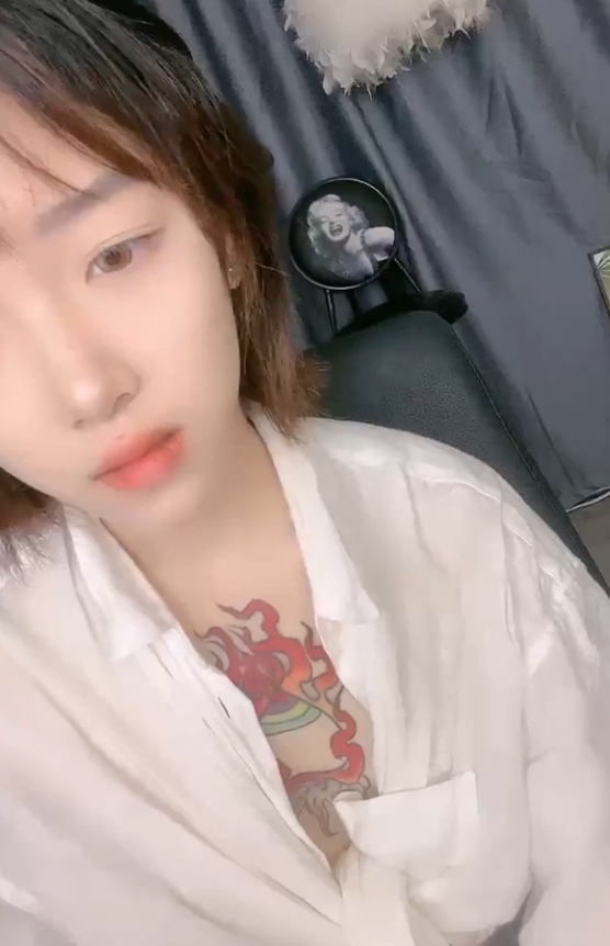 YY小奈热舞视频合集24部20.5G，清纯学生脸纹身满背，大腿根二维码舞动，对镜后推臀浪