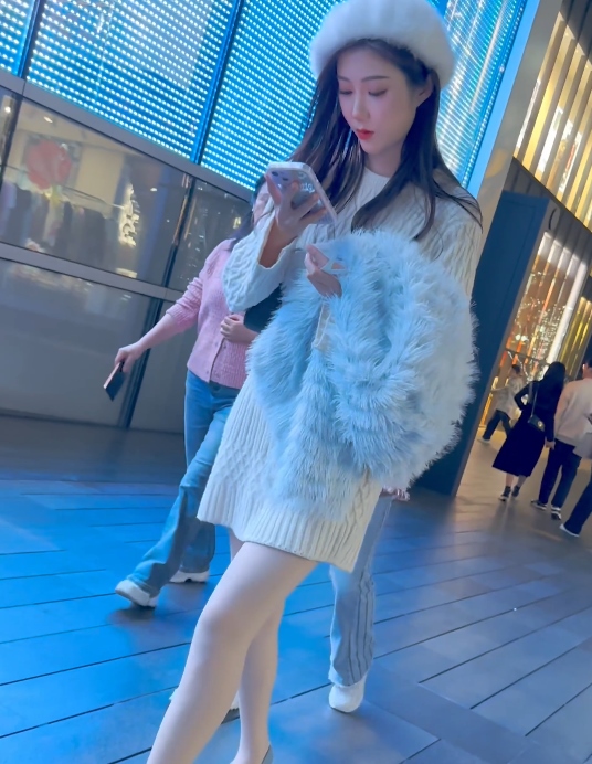 KFC街拍优质靓女肉丝袜搭讪实录1部282.7MB