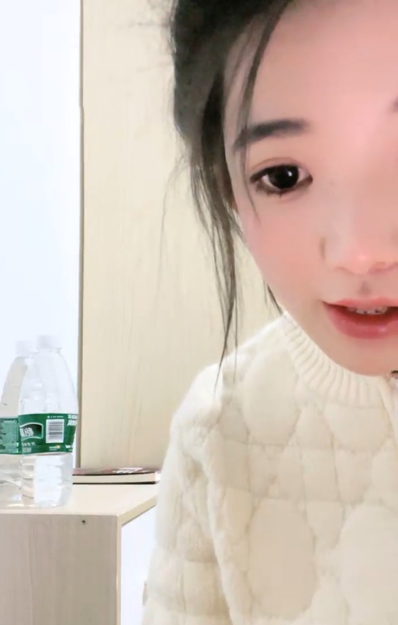 某处宿舍直播大二妹妹50.4G新增30V真实诱惑