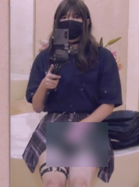 1V50MB网盘厕所对镜自玩路人小姐姐太会玩